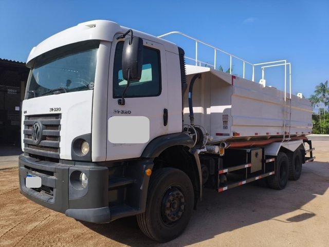Caminhão pipa Volkswagen 31-320 — HTJ5C60